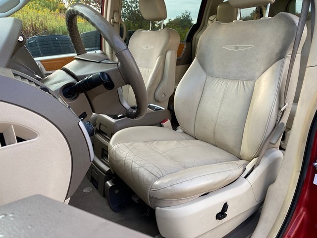 2010 Chrysler Town & Country Limited photo 17
