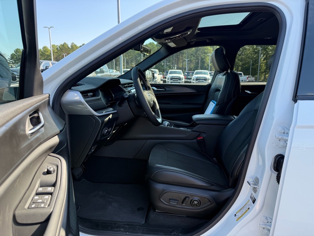 2025 Jeep Grand Cherokee Altitude photo 4