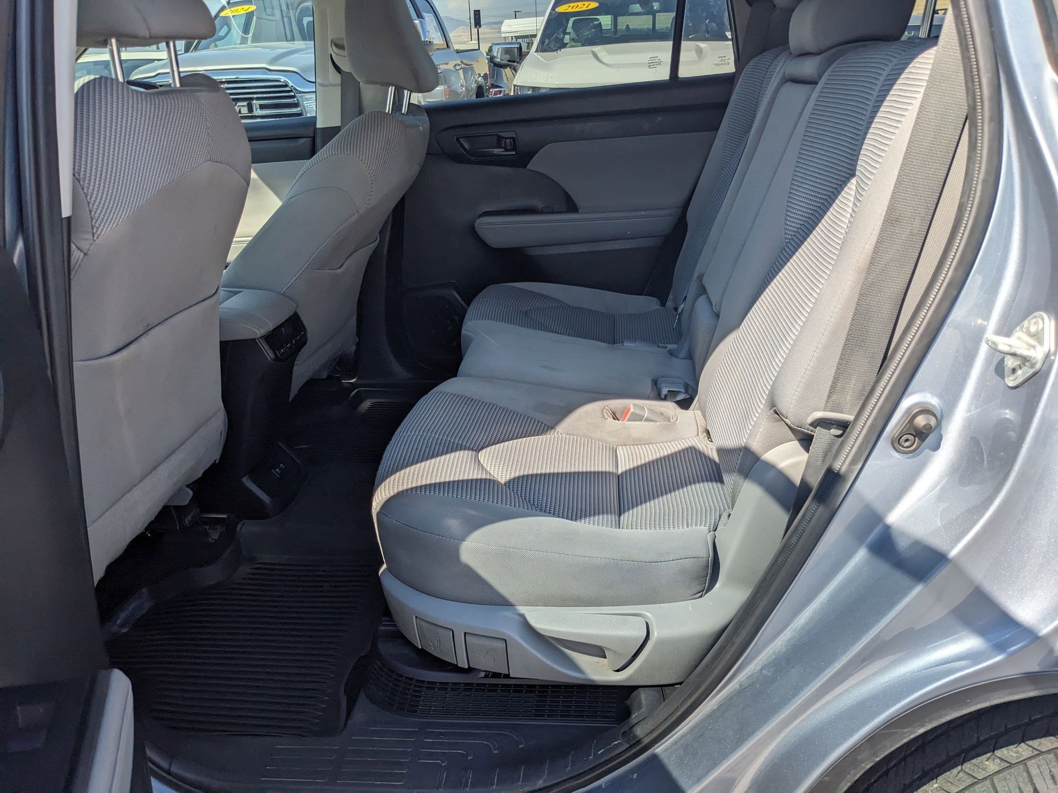 2021 Toyota Highlander Hybrid LE photo 25