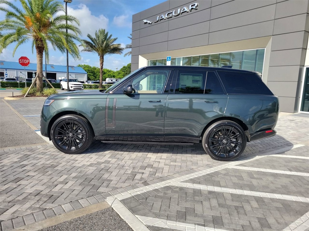 2025 Land Rover Range Rover SE photo 2