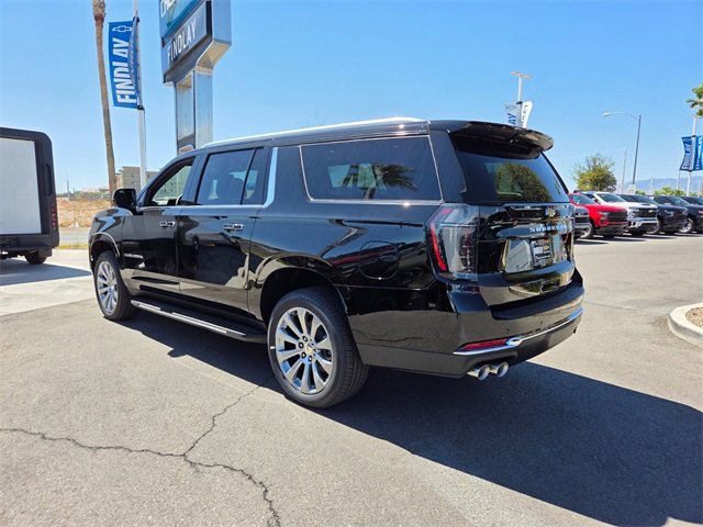 2025 Chevrolet Suburban Premier photo 2