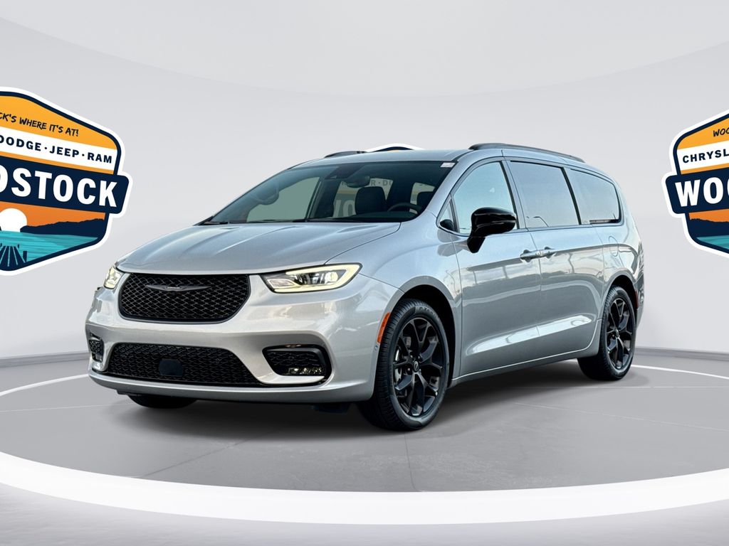 2026 Chrysler Pacifica Select's photo