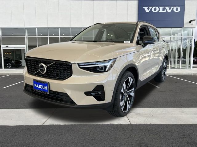 2025 Volvo XC40 photo 3
