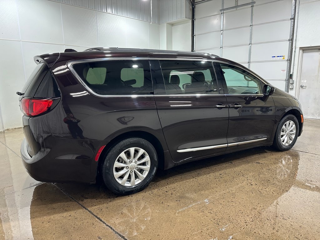 2018 Chrysler Pacifica Touring L photo 4