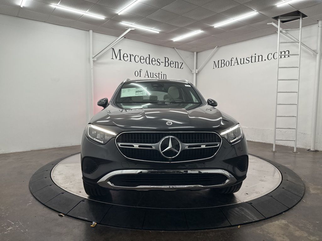 2025 Mercedes Benz GLC 300 photo 2