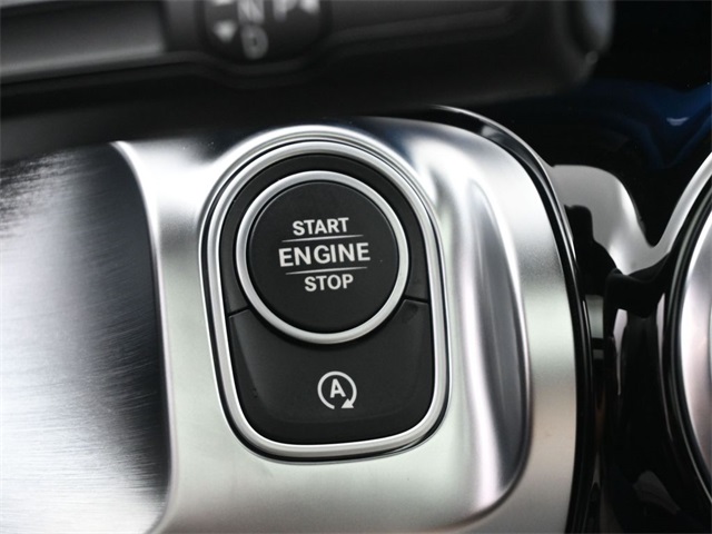 2025 Mercedes Benz GLB 250 photo 3