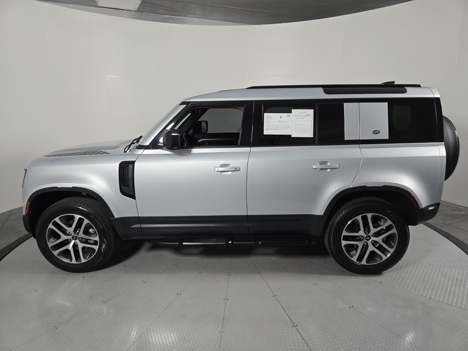 2024 Land Rover Defender 110 S photo 5