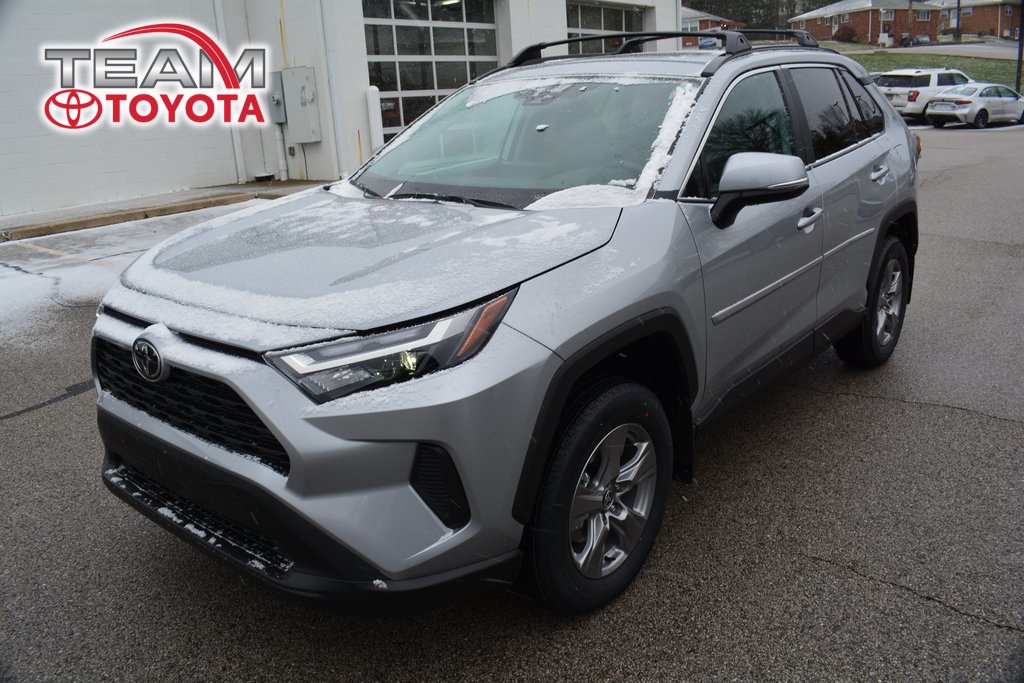 2025 Toyota RAV4 XLE's photo