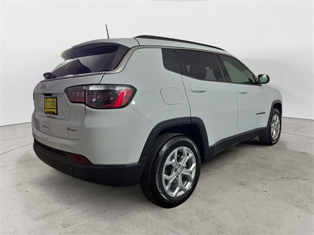 2024 Jeep Compass Latitude photo 4