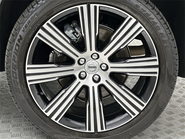 2025 Volvo XC90 T8 AWD Plus photo 2