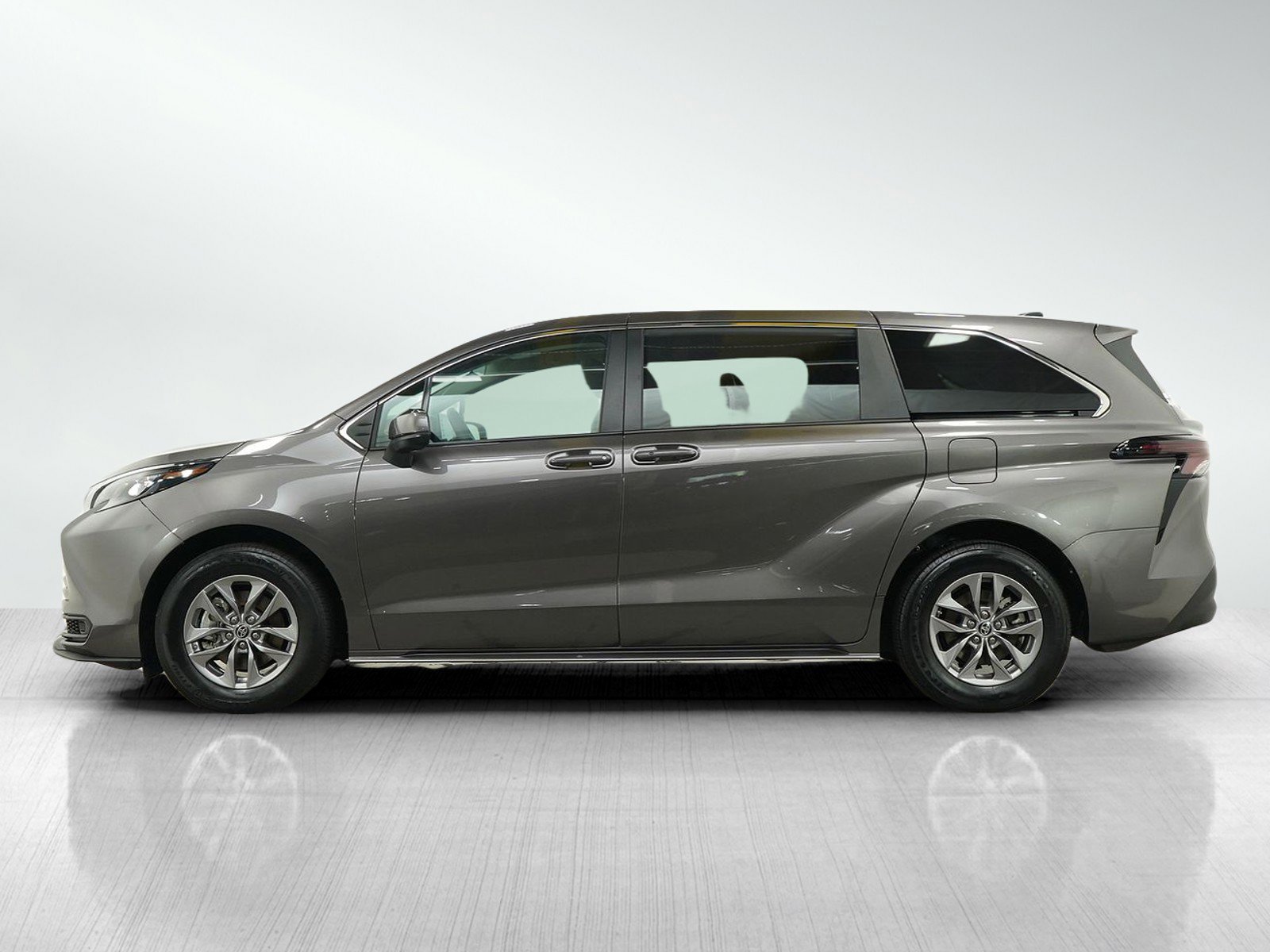 Used 2024 Toyota Sienna LE with VIN 5TDKRKECXRS203095 for sale in Bloomington, Minnesota