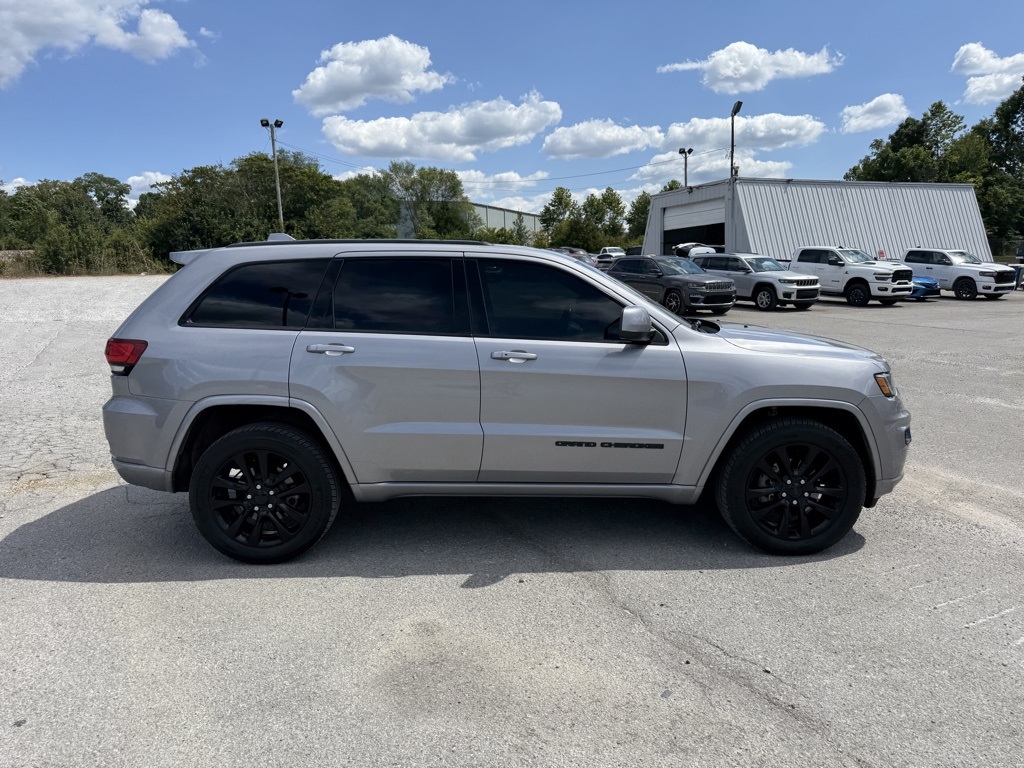 2019 Jeep Grand Cherokee Altitude photo 3