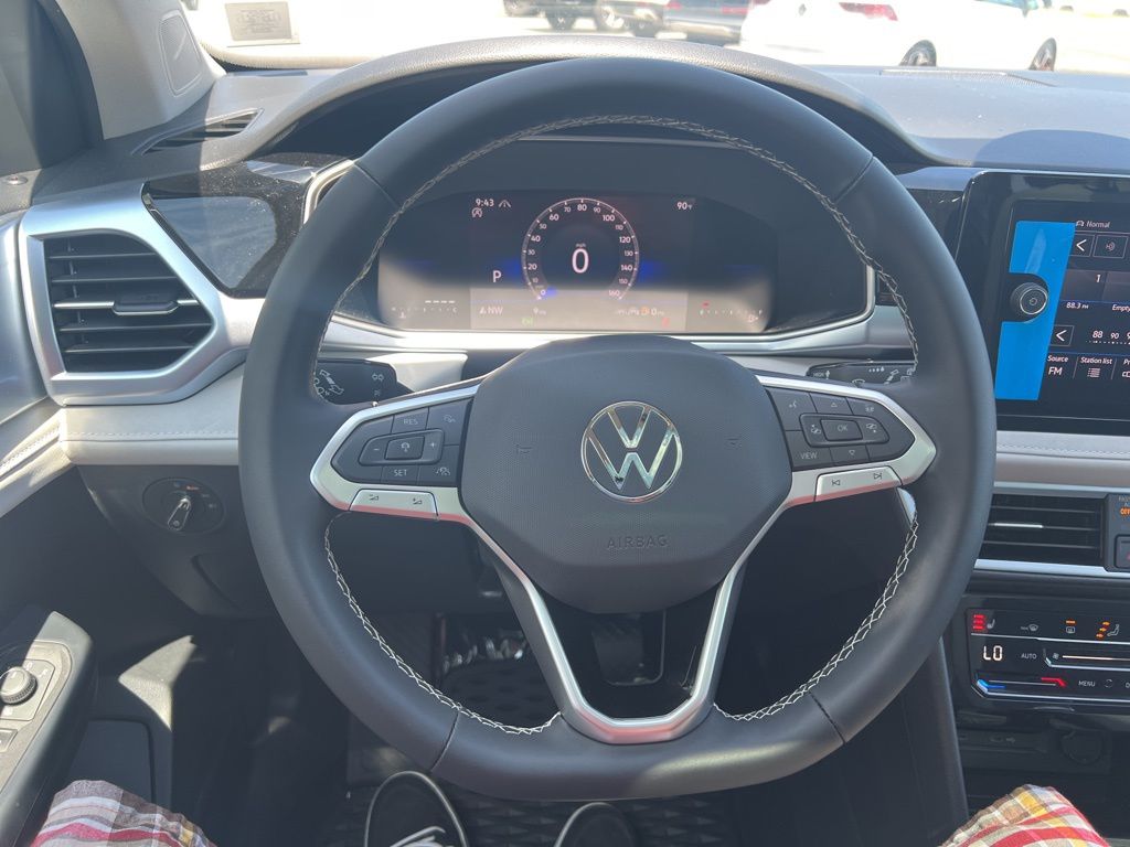 2025 Volkswagen Taos SE photo 26