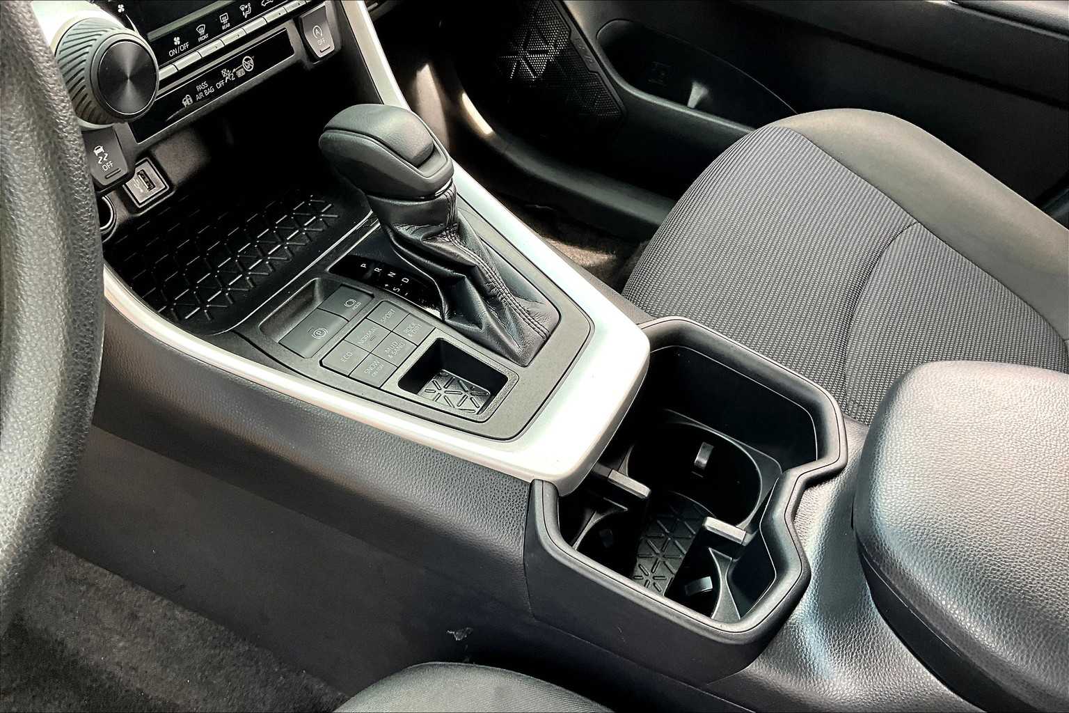 2024 Toyota RAV4 LE photo 16