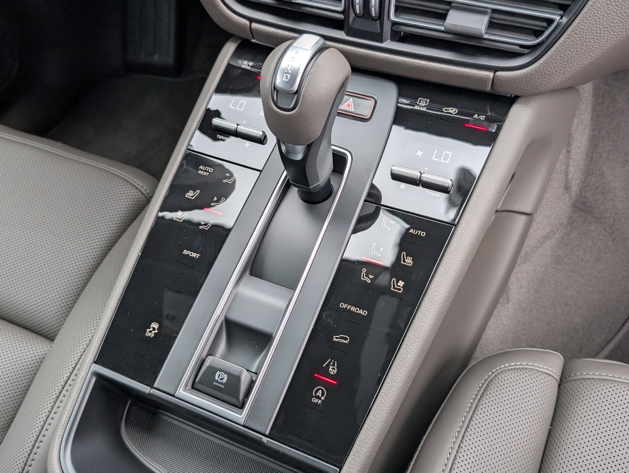 2025 Porsche Macan T photo 14
