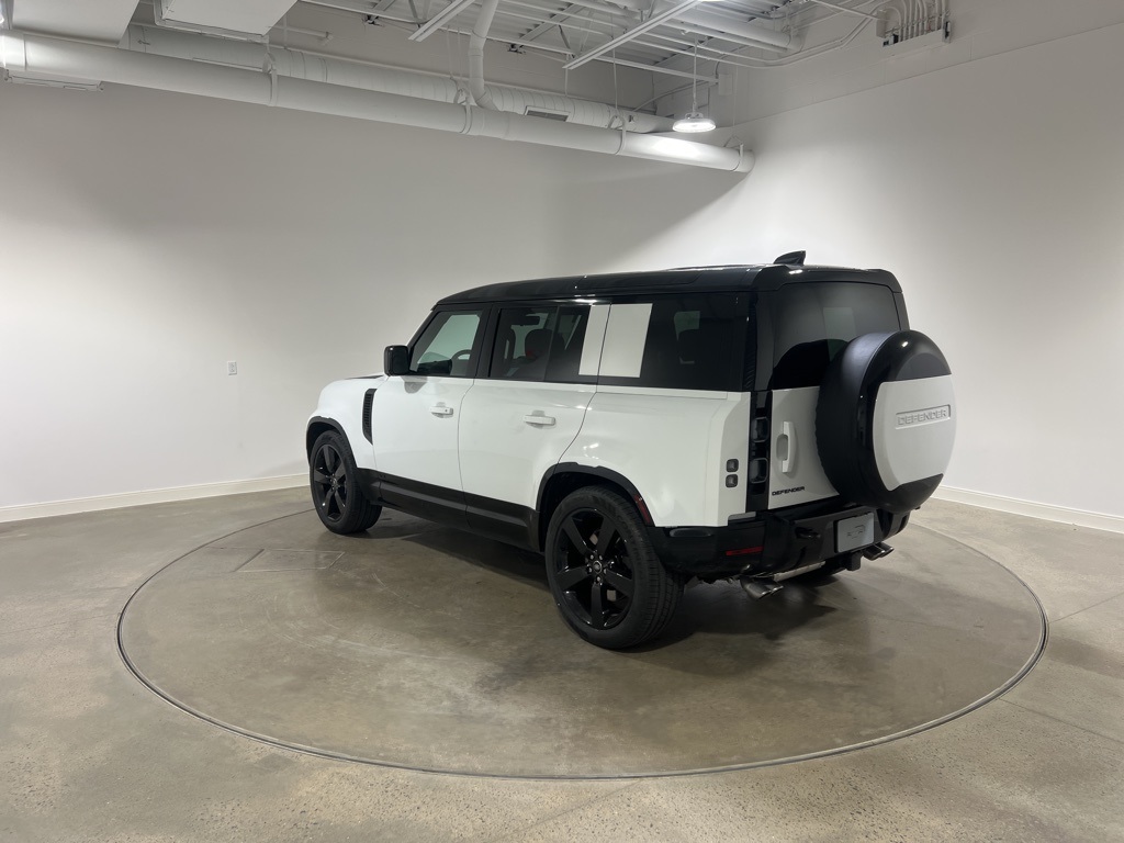 2025 Land Rover Defender 110 V8 photo 2