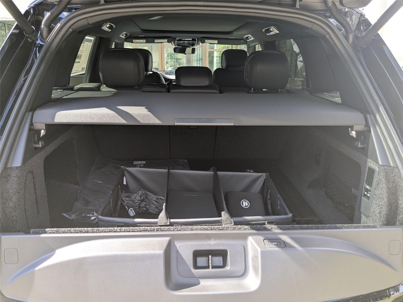 2025 Land Rover Range Rover SE photo 15