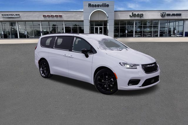 2026 Chrysler Pacifica Limited's photo