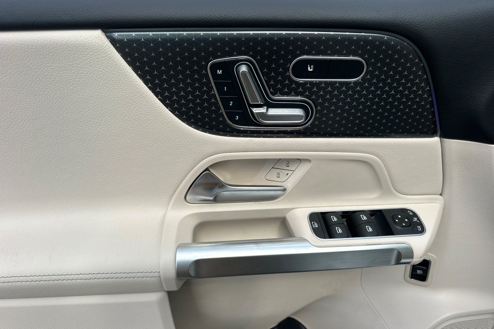 2025 Mercedes Benz GLB 250 photo 18