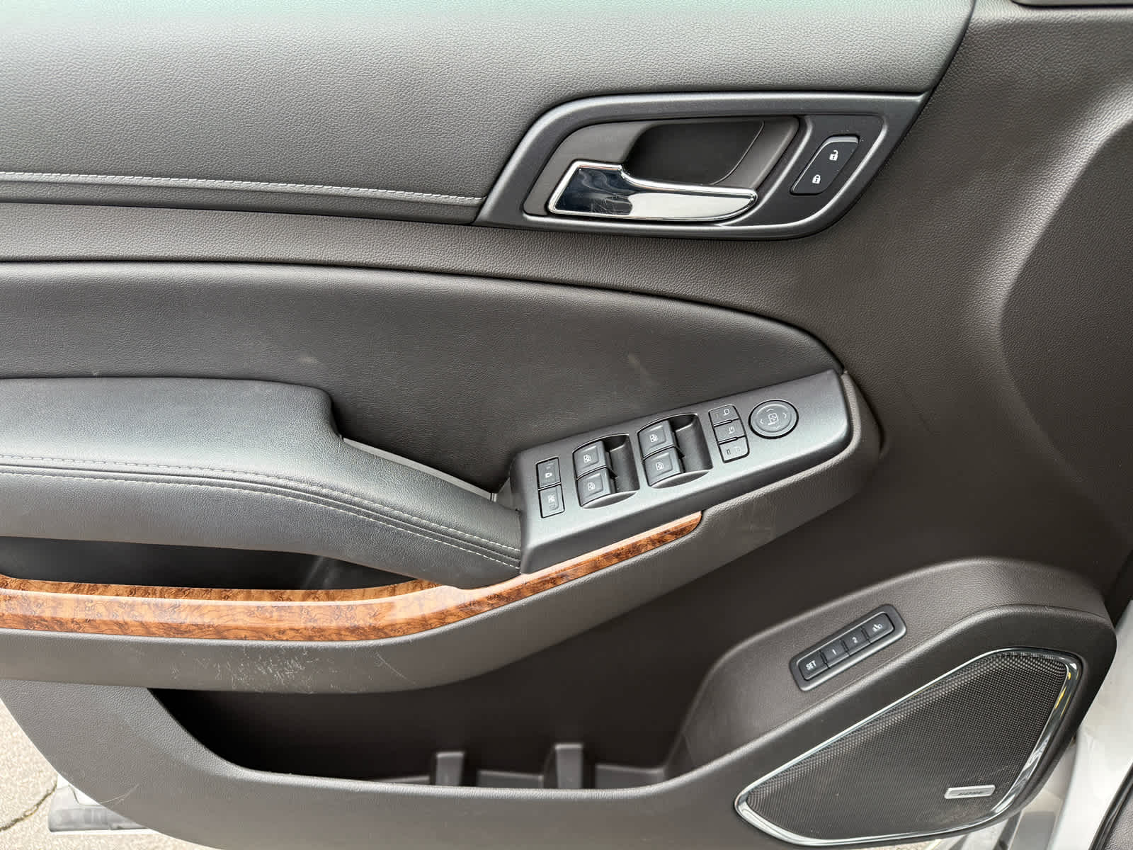2015 Chevrolet Suburban LTZ photo 29