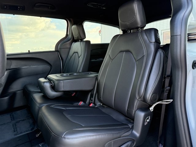2026 Chrysler Pacifica photo 11