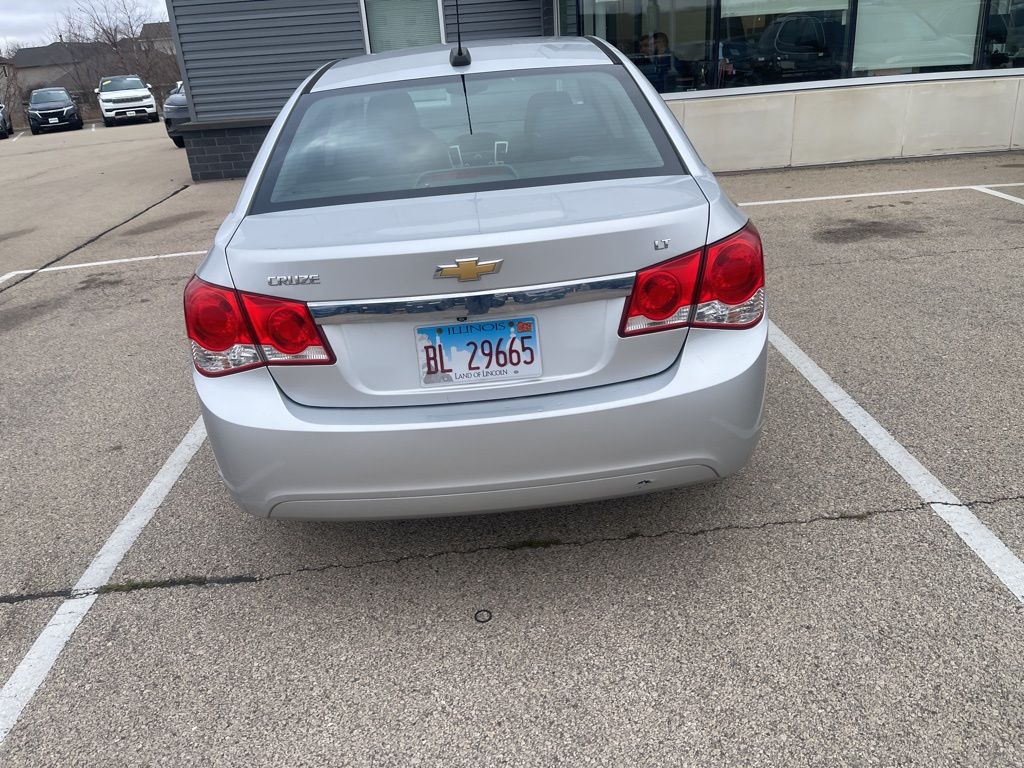 2016 Chevrolet Cruze photo 2