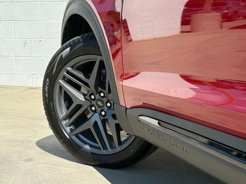 2025 Ford Explorer ST-Line photo 15