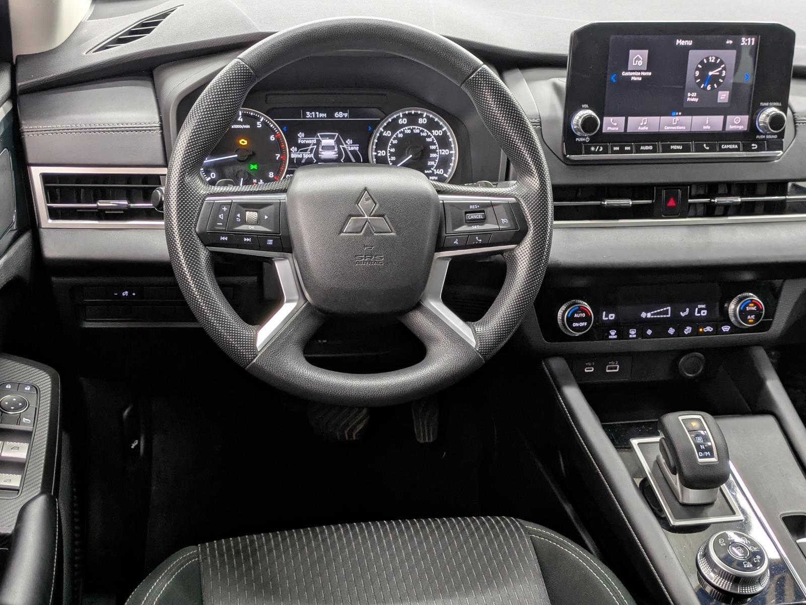 2022 Mitsubishi Outlander ES photo 2