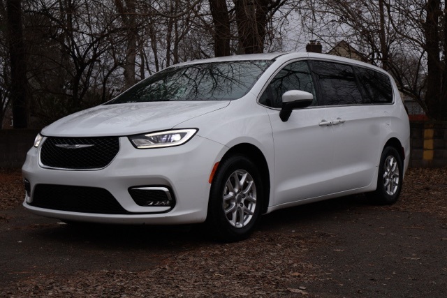 2023 Chrysler Pacifica Touring's photo