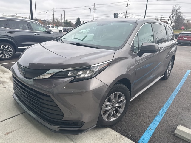2022 Toyota Sienna LE's photo