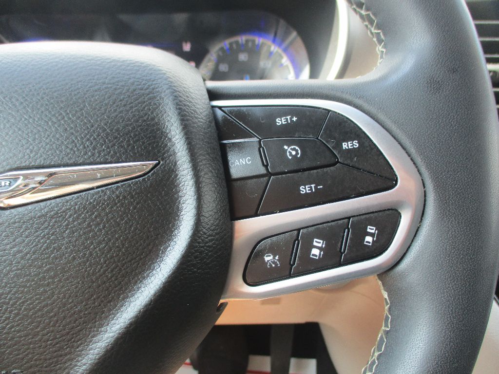 2022 Chrysler Pacifica Touring L photo 11