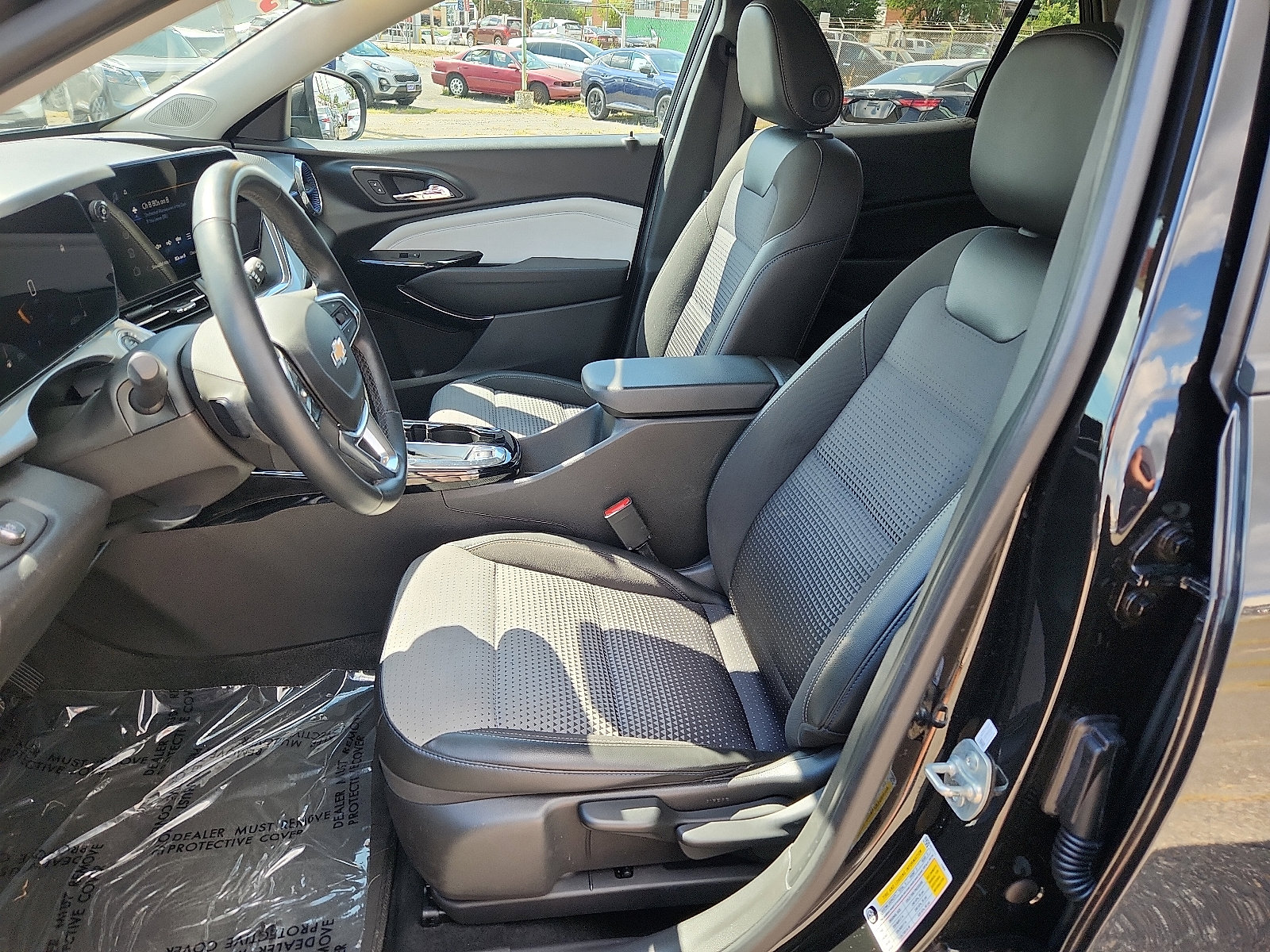 2025 Chevrolet Trax LT photo 13