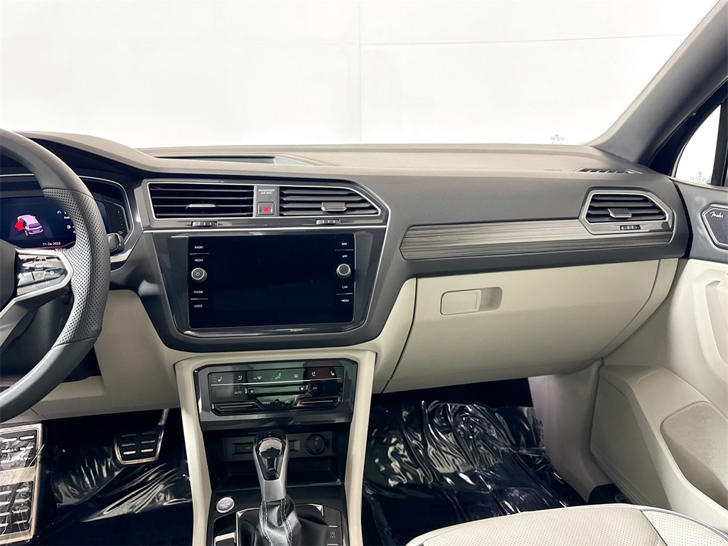 2024 Volkswagen Tiguan SEL R-Line Black photo 4