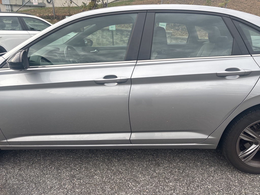 2019 Volkswagen Jetta R-Line photo 3