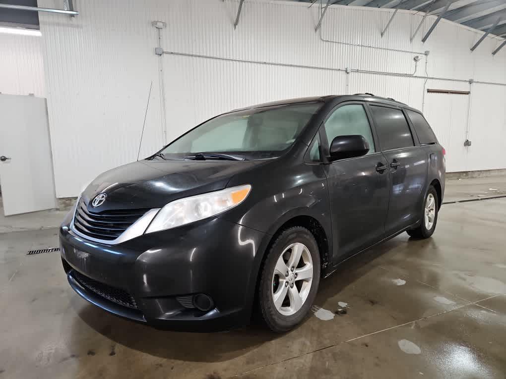 2014 Toyota Sienna LE's photo