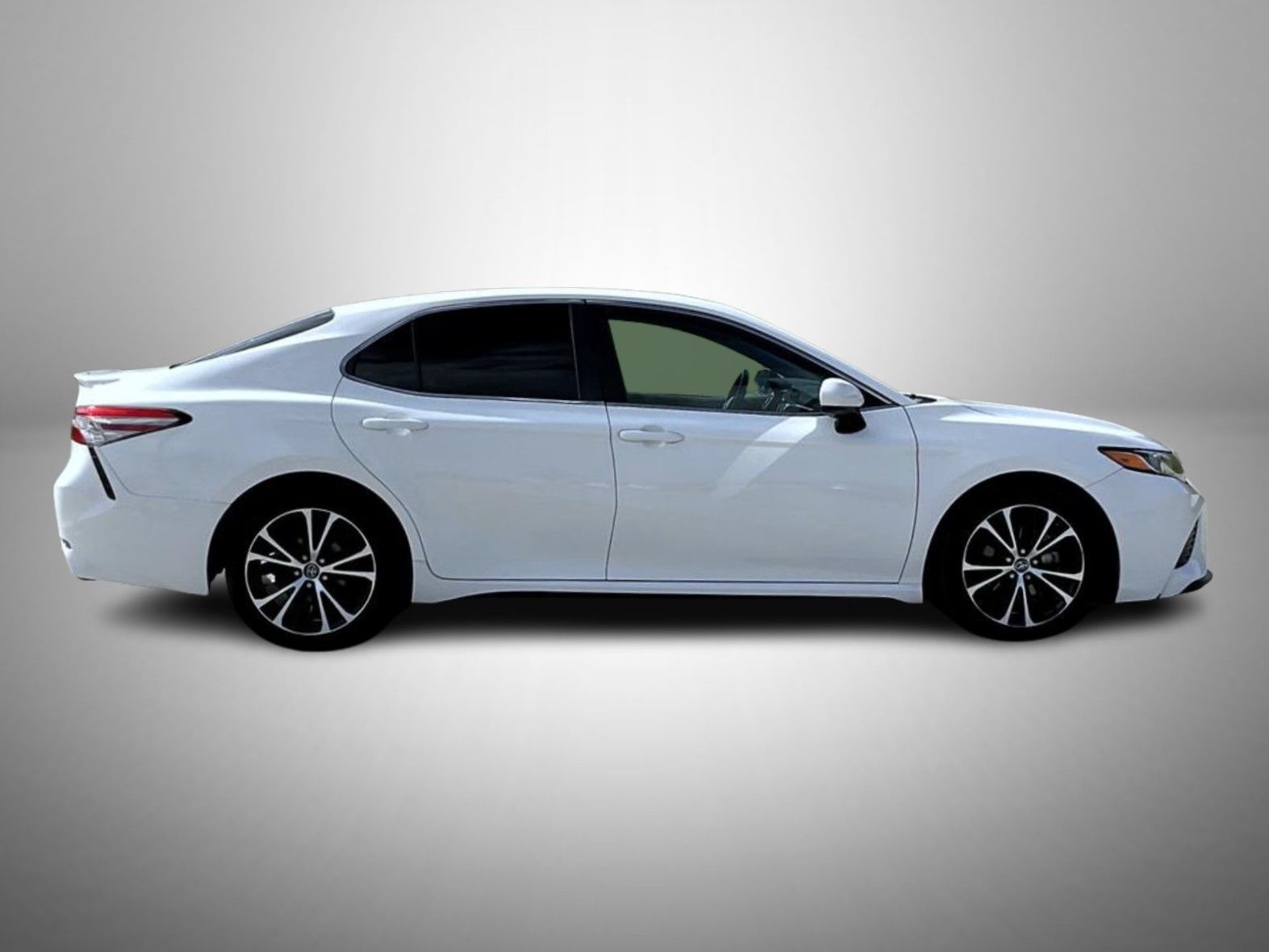 2018 Toyota Camry SE photo 4