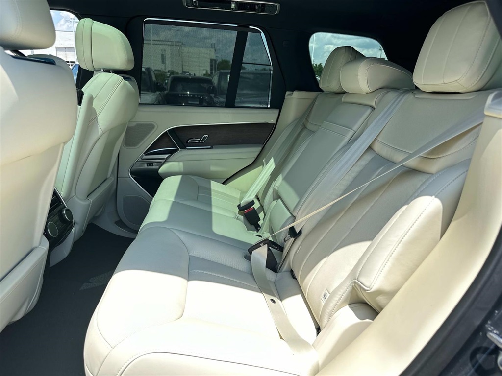 2025 Land Rover Range Rover SE photo 9