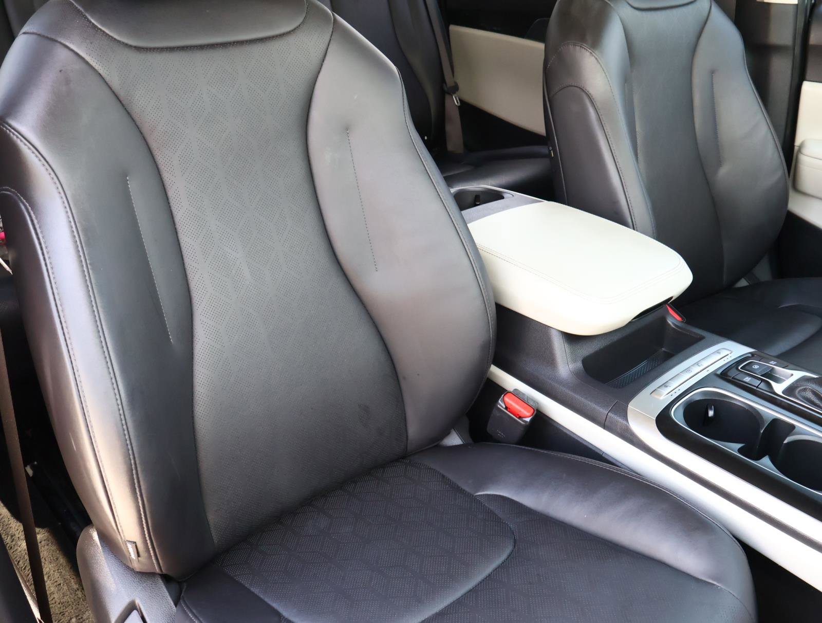 2024 Kia Carnival LX photo 16