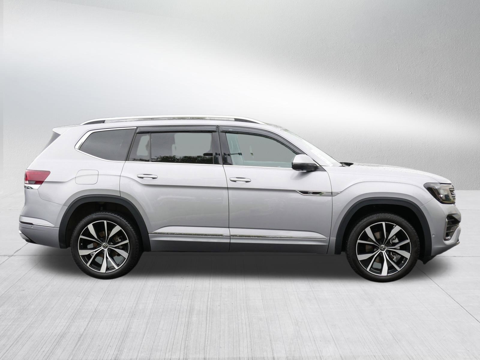 2024 Volkswagen Atlas SEL Premium R-Line photo 8