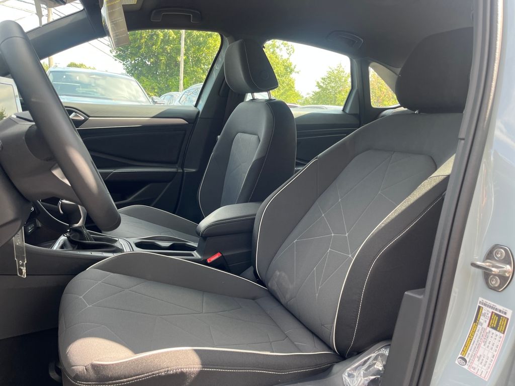 2025 Volkswagen Jetta 1.5T Sport photo 6