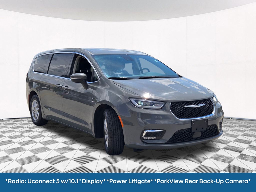 2023 Chrysler Pacifica Touring L photo 3