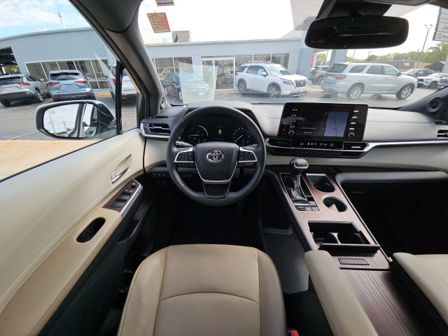 2023 Toyota Sienna XLE photo 22