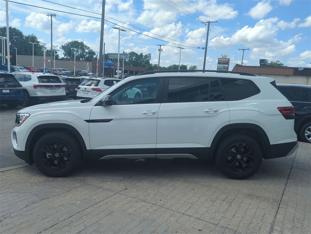 2025 Volkswagen Atlas Peak Edition SE photo 2