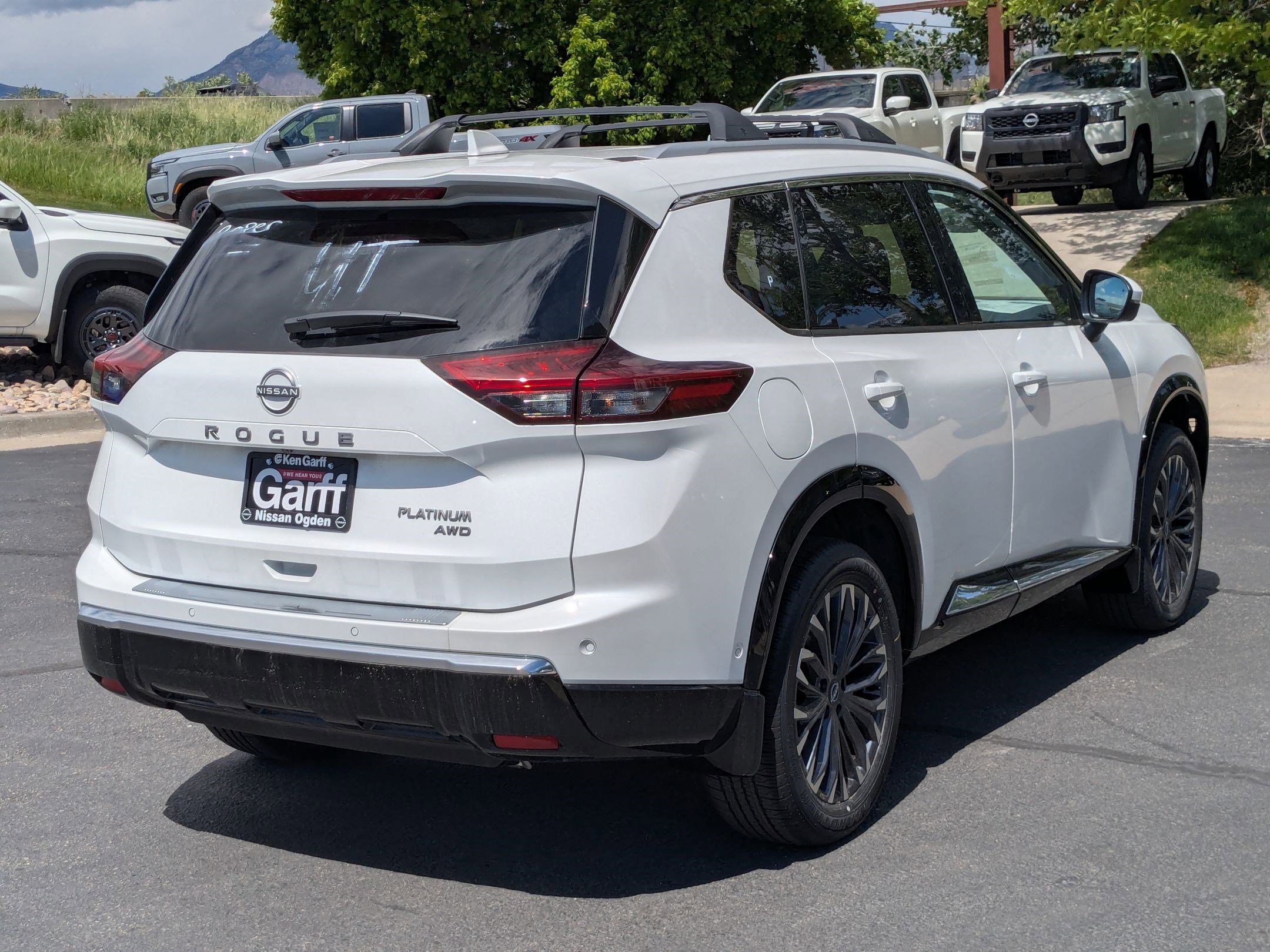 2025 Nissan Rogue Platinum photo 2