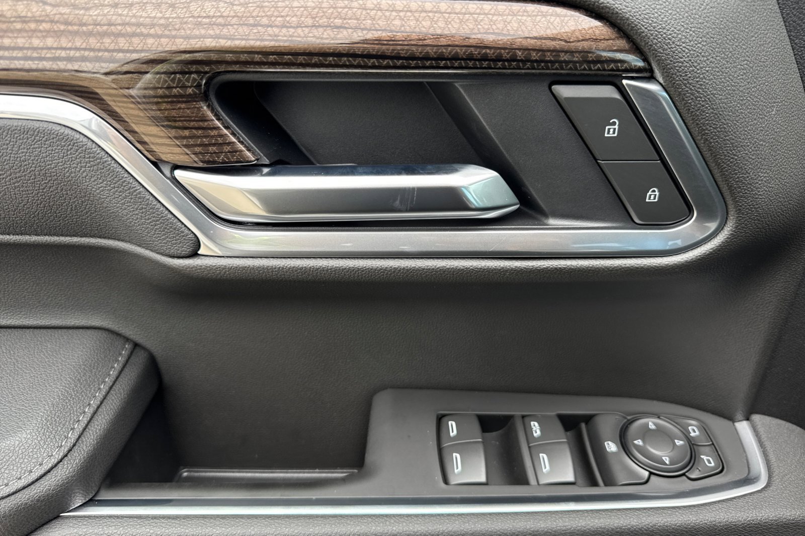 2025 Chevrolet Silverado LT photo 11