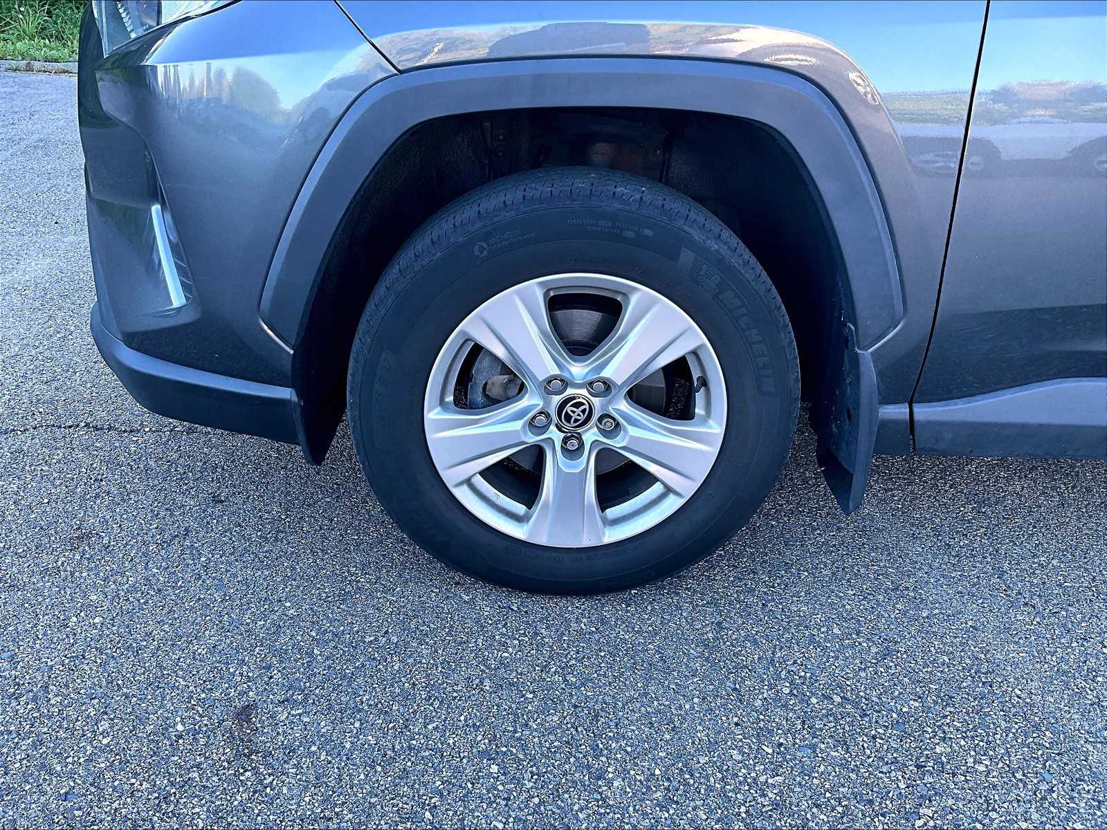 2021 Toyota RAV4 XLE photo 4