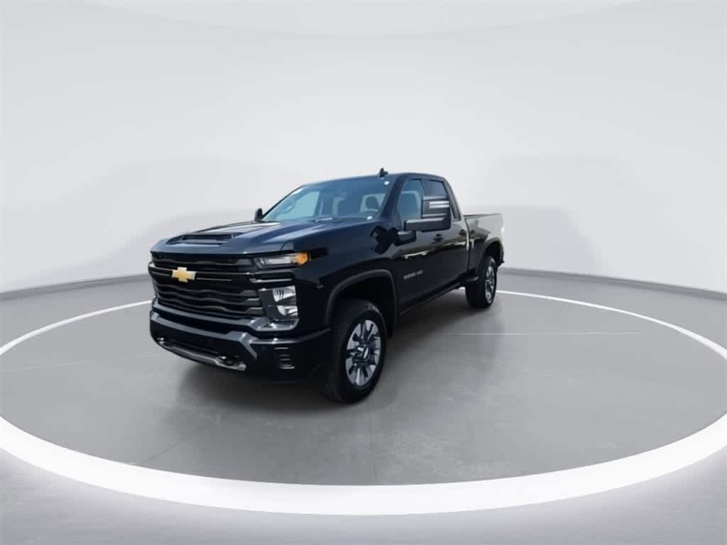 2025 Chevrolet Silverado 2500HD Custom photo 3