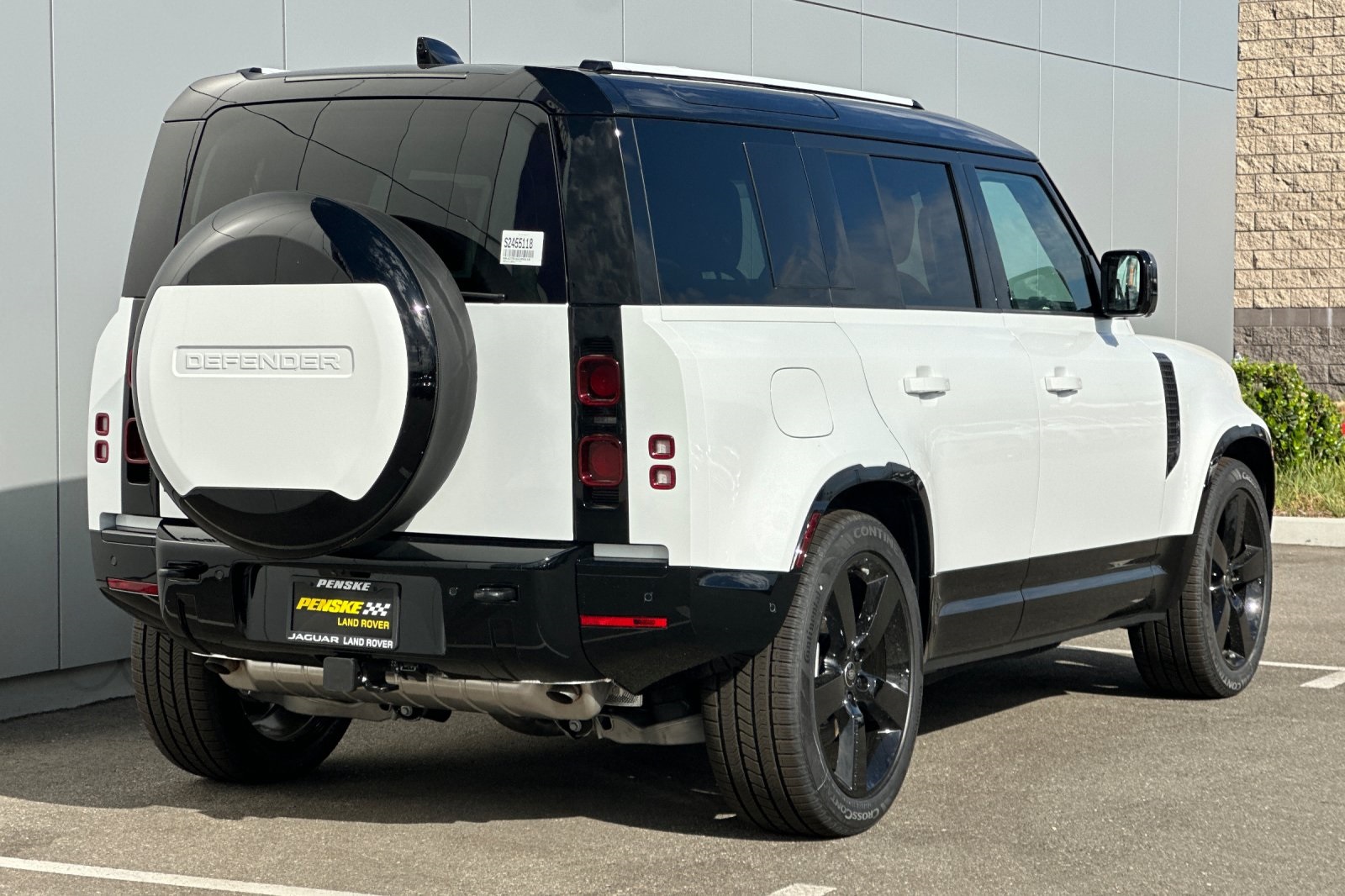 2025 Land Rover Defender 110 X-Dynamic SE photo 3