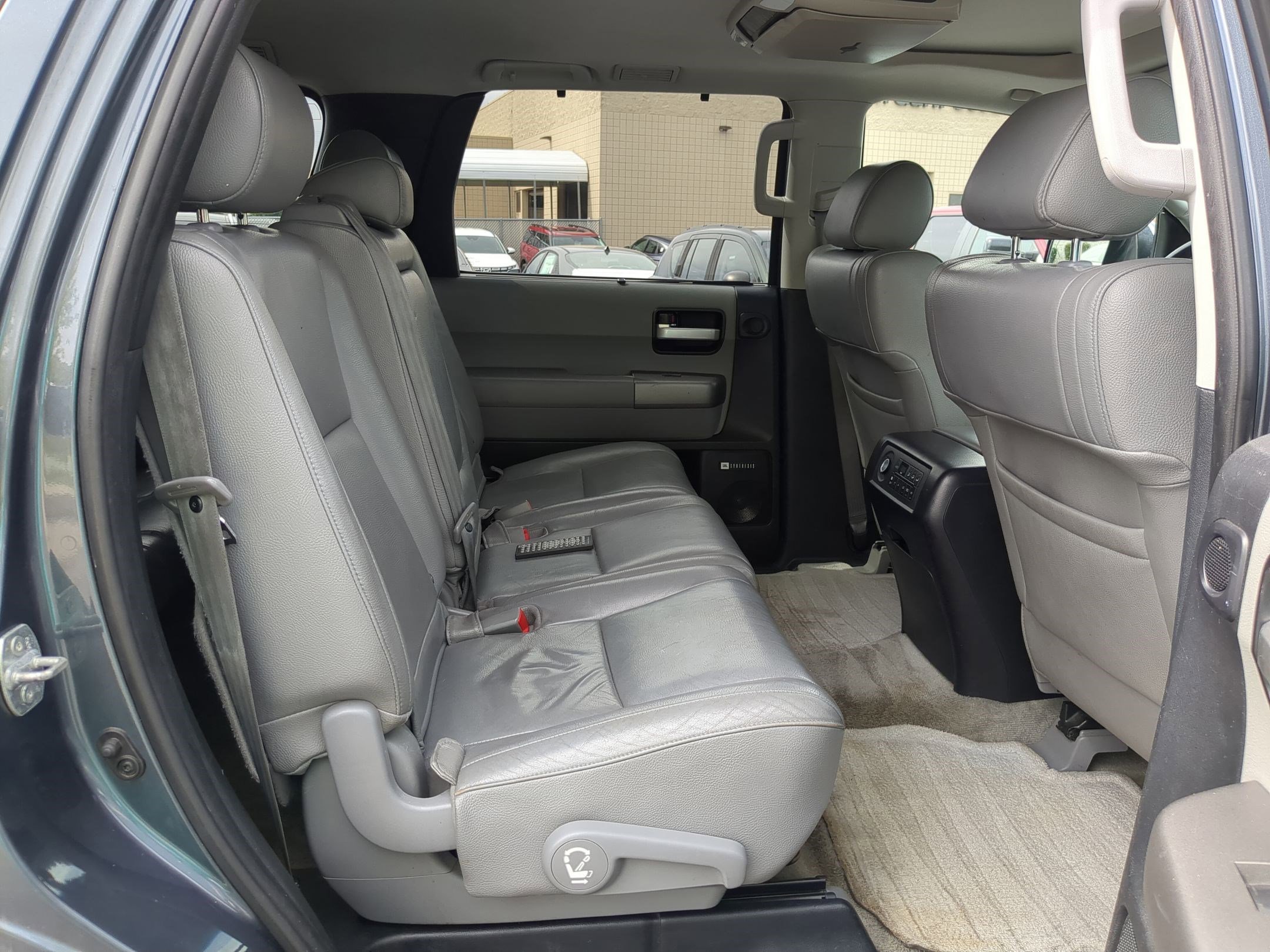2010 Toyota Sequoia photo 27