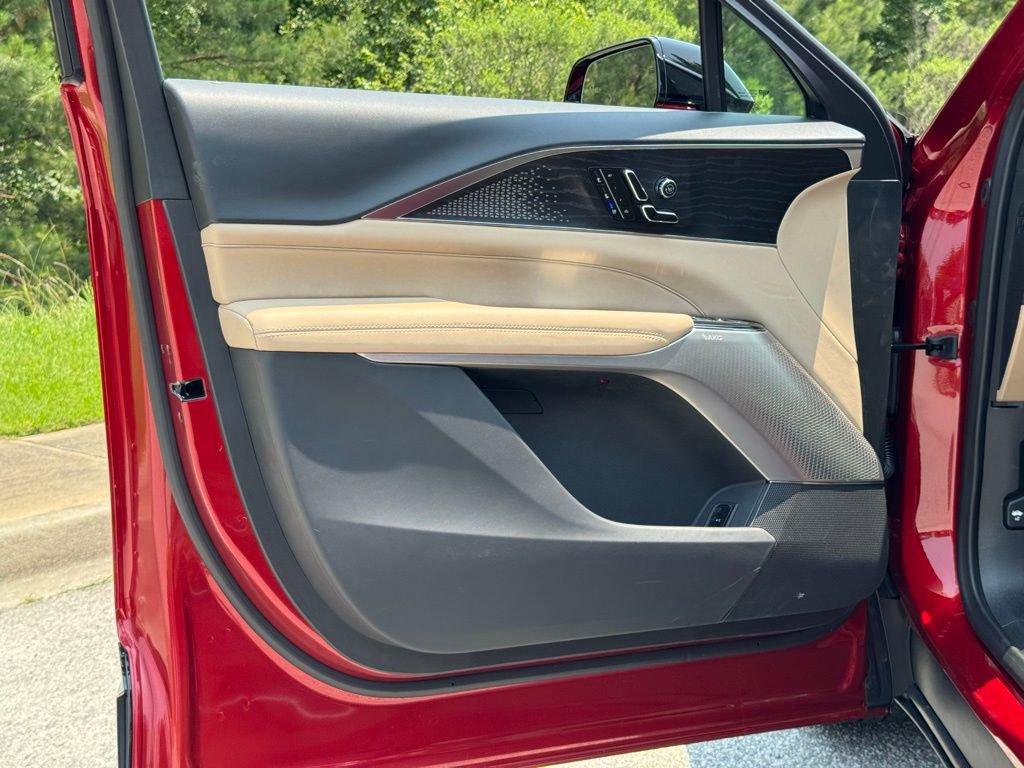2025 Cadillac Lyriq Luxury photo 18
